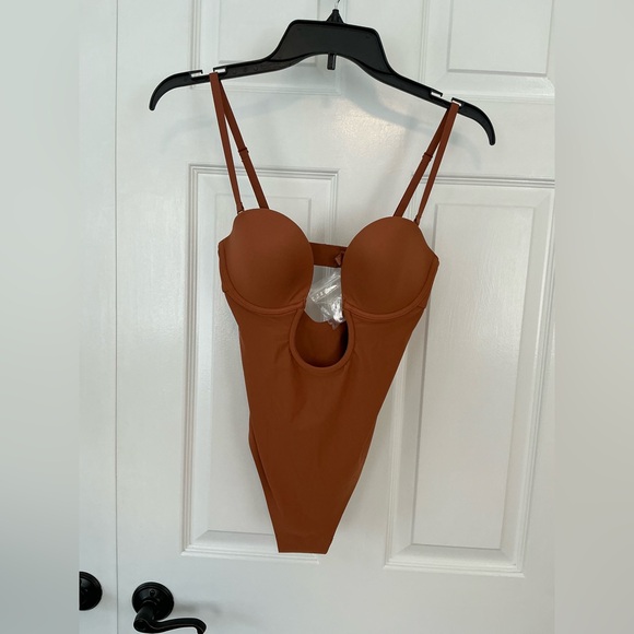 SKIMS Deep Plunge Shapewear Bodysuit | Bronze - Picture 14 of 16